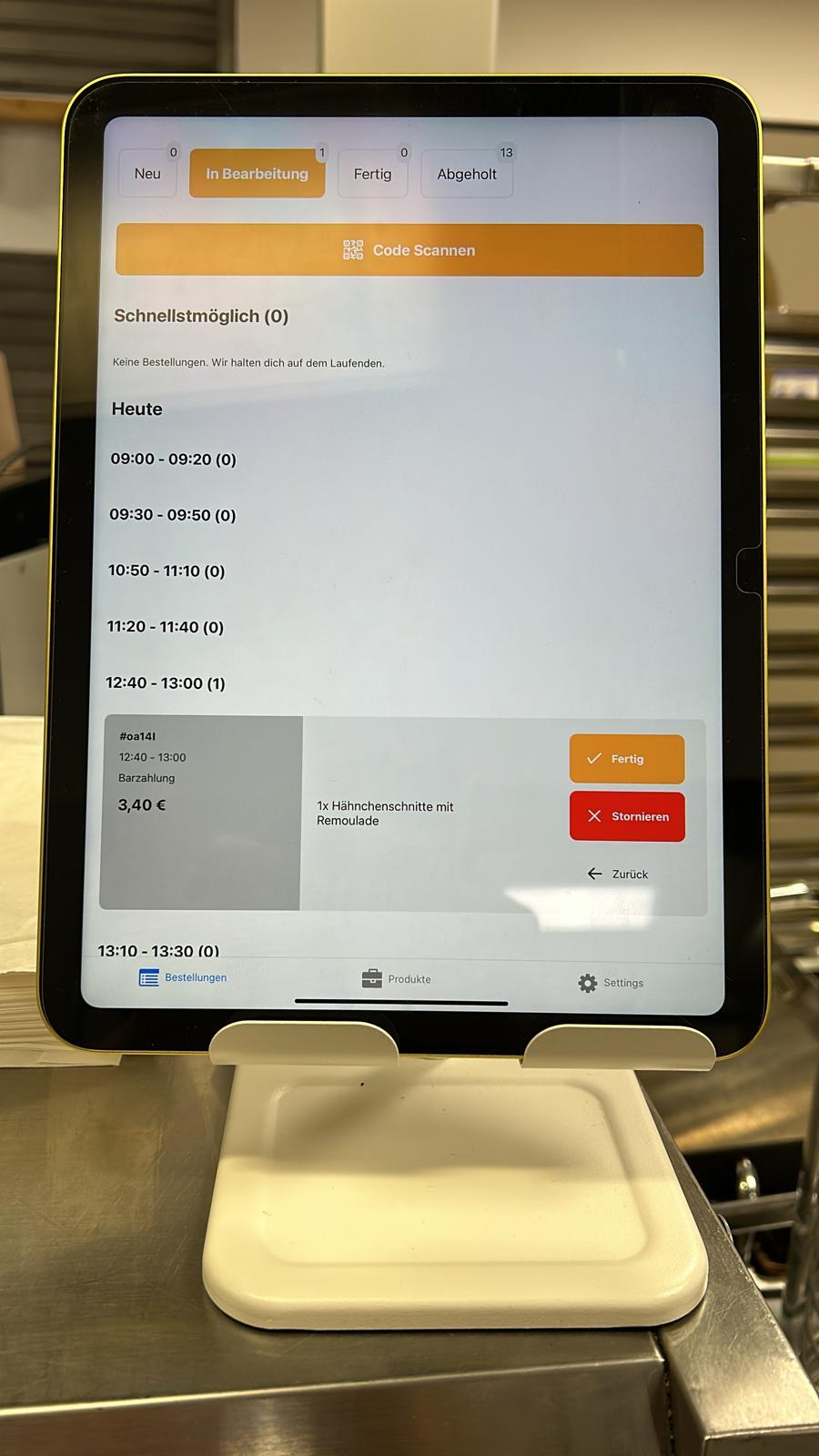Snaggit-Tablet auf der Kantinentheke mit einer eingegangenen Bestellung.