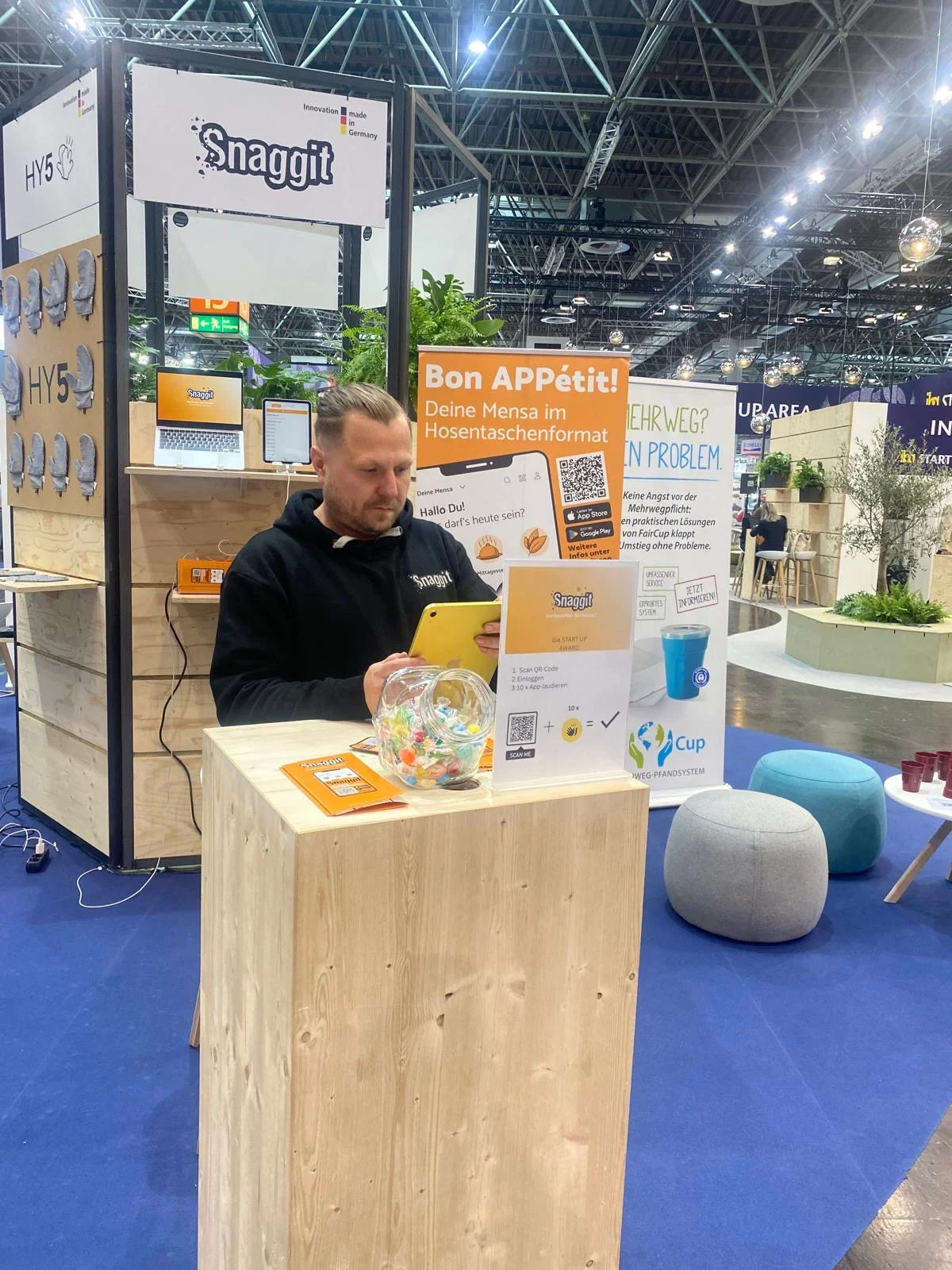 Dennis en el stand de Snaggit en IBA